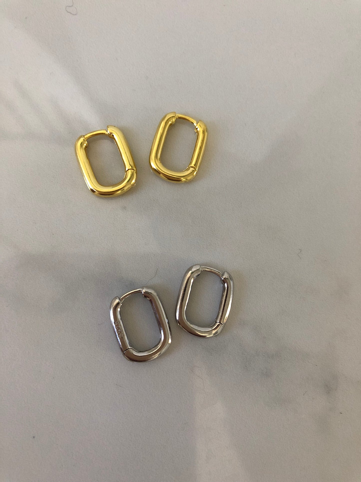 Huggie earring -gold